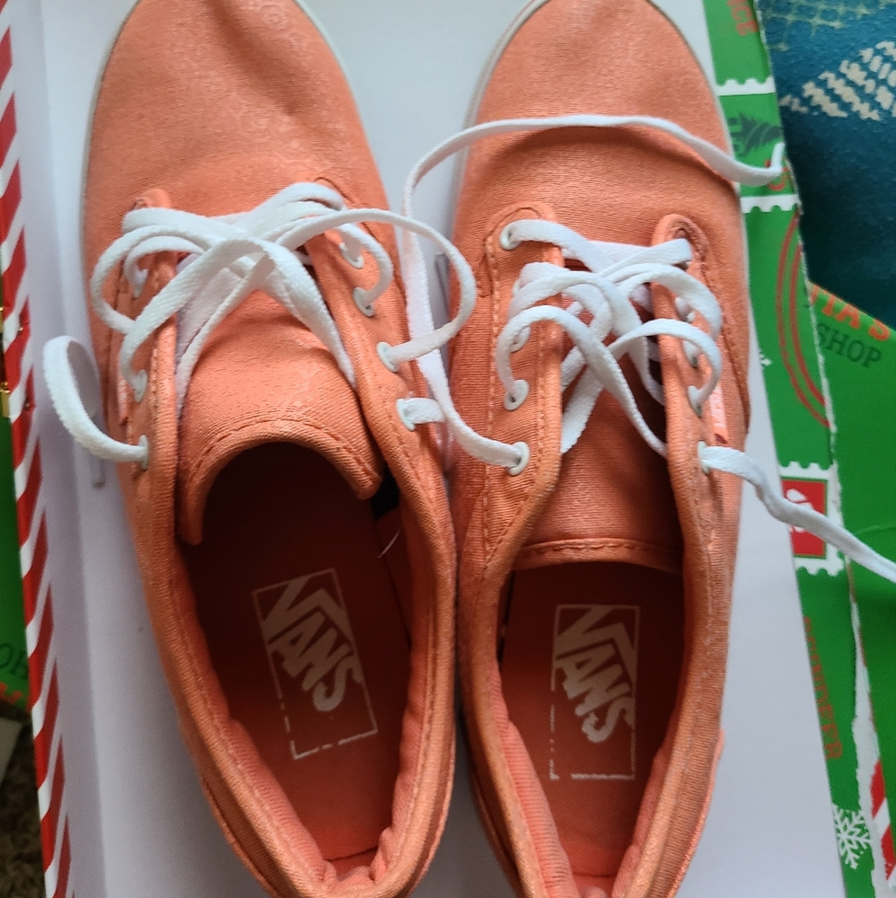 Like new women's size 8 coral/floral Vans
